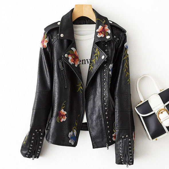 Tove | Stilfuld Bikerjakke med Blomstret Broderi