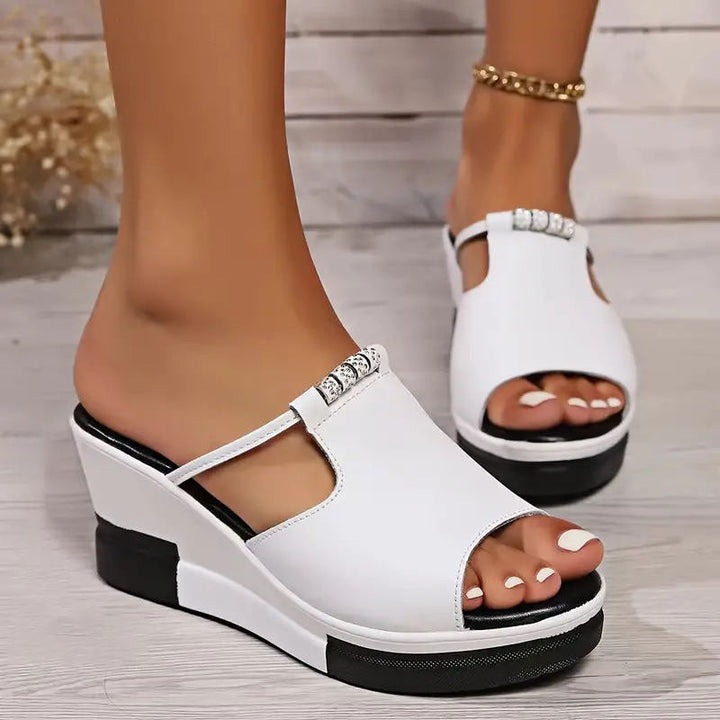 Silla | Stilfulde Kilesandaler med Rhinestone-detaljer