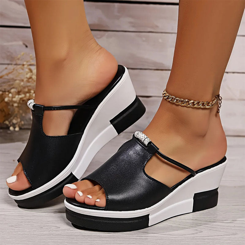 Silla | Stilfulde Kilesandaler med Rhinestone-detaljer