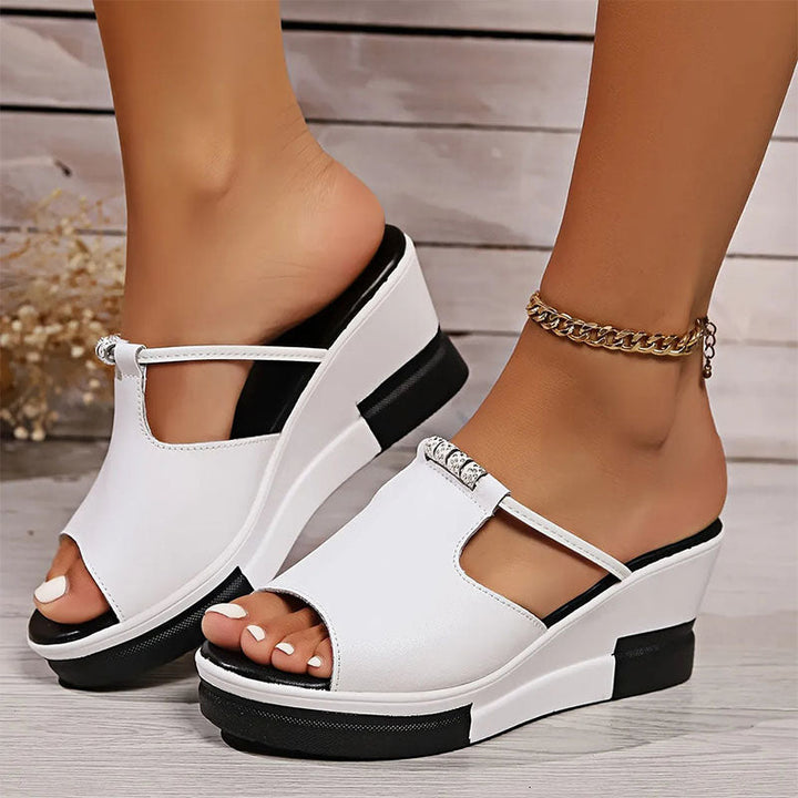 Silla | Stilfulde Kilesandaler med Rhinestone-detaljer
